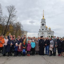 Паломники на фоне Успенского кафедрального собора, город Владимир Паломническая поездка Боголюбово — Муром — Дивеево. 11-17.10.2019 г.